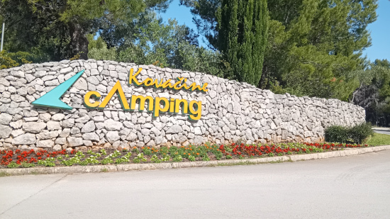 Einfahrt Camping "Camp Kovaĉine" auf der Insel Cres