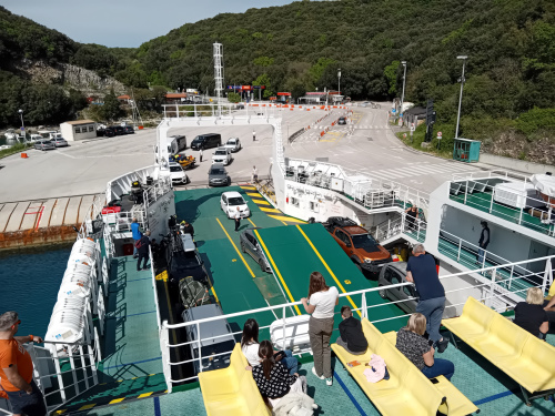 Autofähre im Hafen Valbiska auf der Insel Krk, die zum Fährhafen Merag  fährt.