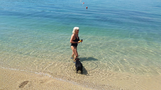 Richie und Gabi am Strand des Campingplatzes.