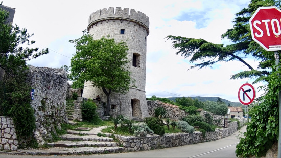 Der ehemalige Wehrturm auf der Insel Cres, der heute als Aussichtsturm dient